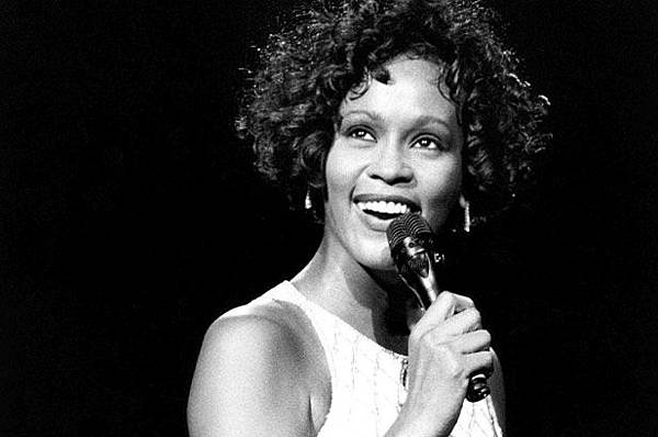 1633059-whitney-houston-dead-2-617-409.jpg