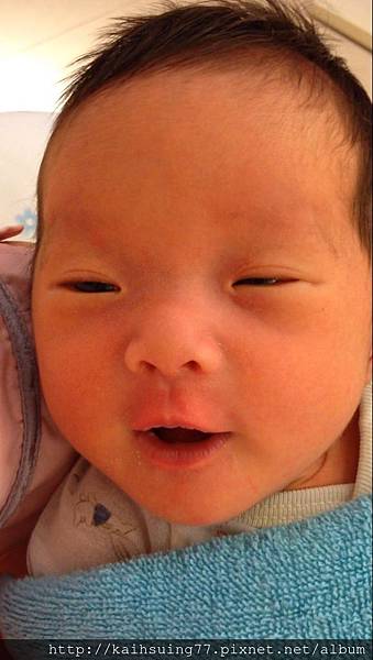 ❤影音❤我們家小Baby小鳳梨喝奶奶打嗝中~~聲音表情超