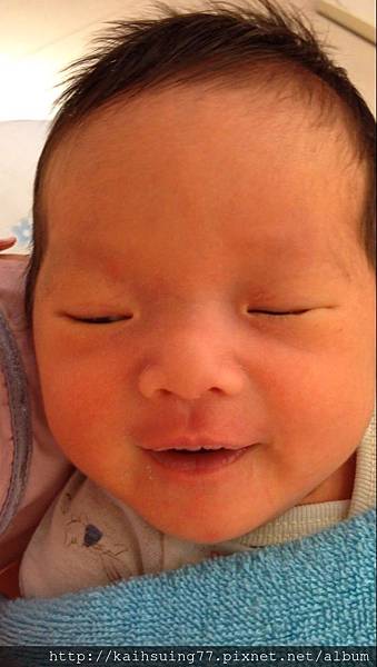 ❤影音❤我們家小Baby小鳳梨喝奶奶打嗝中~~聲音表情超