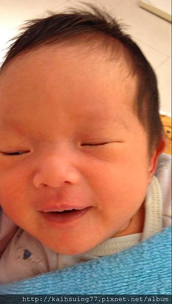 ❤影音❤我們家小Baby小鳳梨喝奶奶打嗝中~~聲音表情超