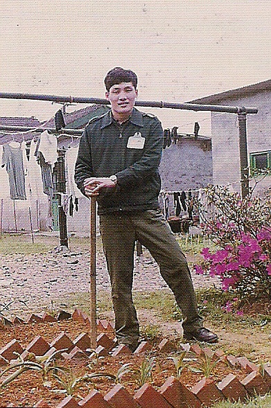 1983年，少尉軍官江蓋世，觀音忠愛莊的政戰總隊服役，假日時，以種菜種花，勤練書法自娛。Color.jpg