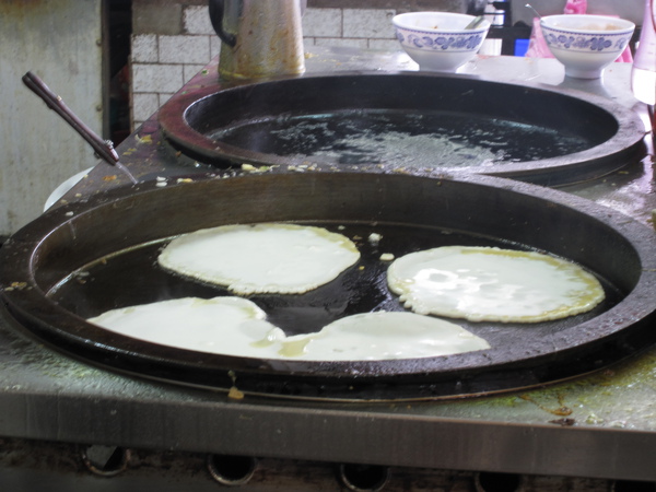 餅皮是用麵粉漿現煎的