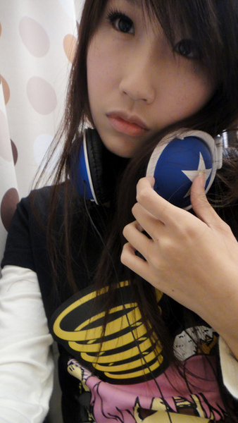 戴個耳機自以為搖滾XD