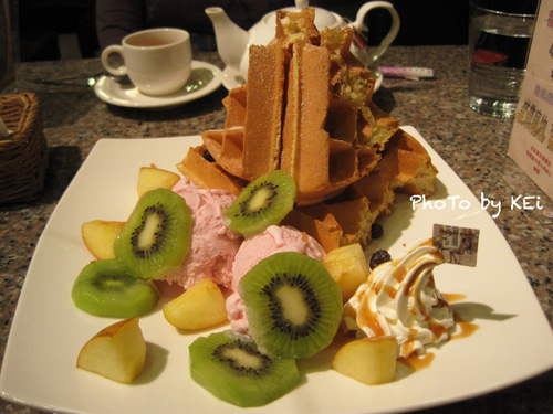 草莓冰淇淋鬆餅.jpg 草莓冰淇淋鬆餅.jpg