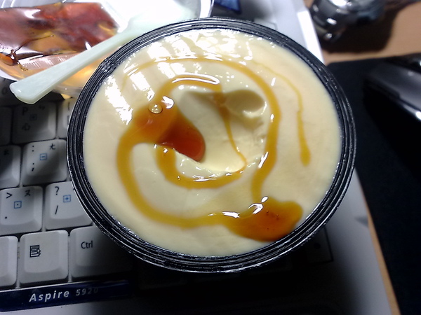 淋上焦糖的布丁