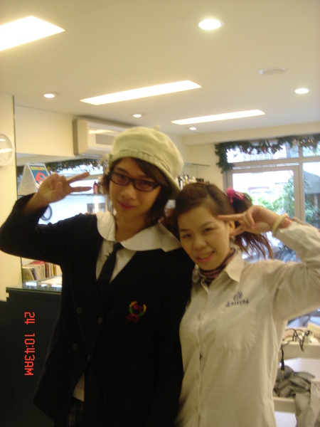 別懷疑...旁邊那位是男的