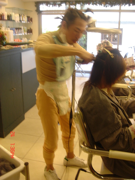 正在幫客人燙頭髮....那天進來的客人都以為走錯地方