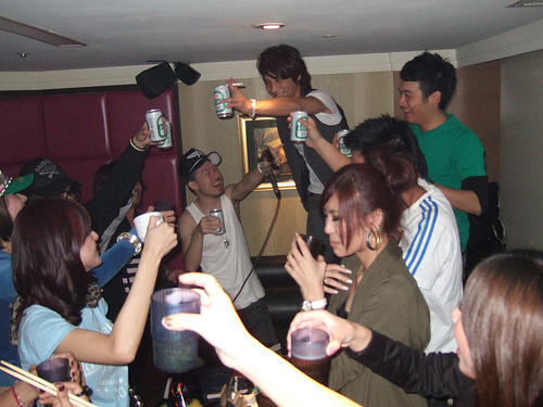 把手舉起來...把酒喝下肚子來