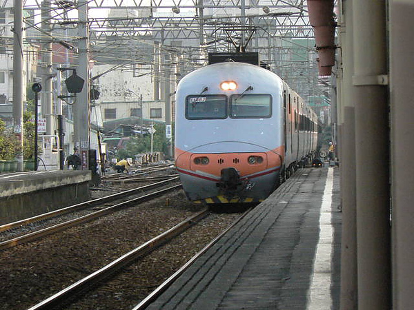 推拉式自強號1032次在台南 推拉式自強號1032次在台南