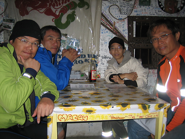 累了一整天終於可以好好休息 累了一整天終於可以好好休息