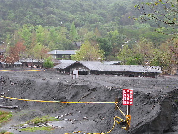 被埋了一半的遊客中心