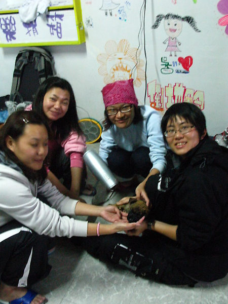 抱抱大王有四個婢女幫牠洗澡按摩