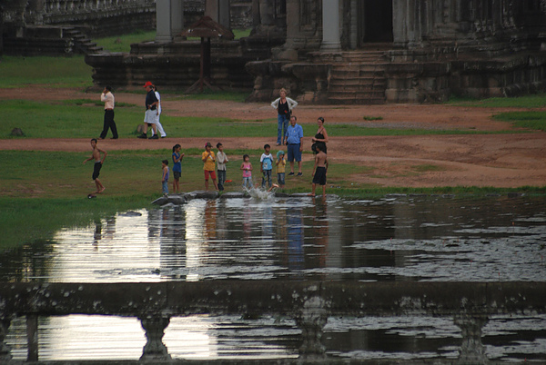 有一群小孩在玩水