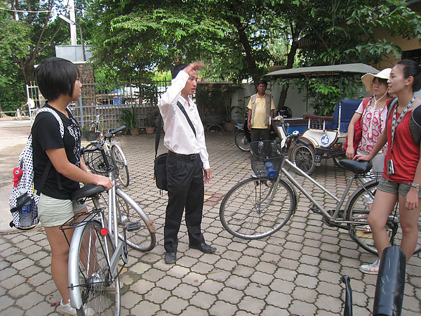 他是我們的導遊