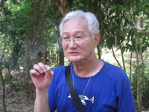 神父在抽煙草 拿葉子包的 很酷 是嘟嘟車司機介紹