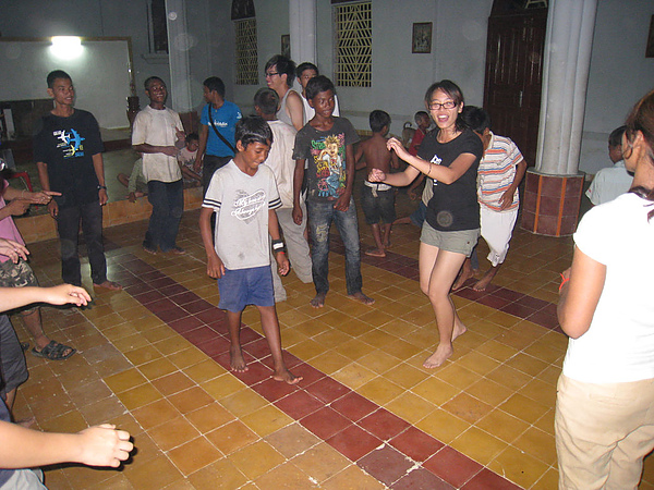 晚上有舞會 其實就是放音樂亂跳