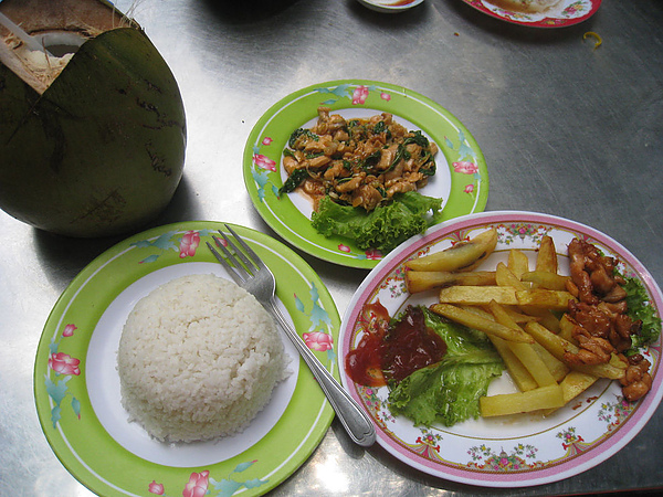 這些都是我的(才怪 XD) 那盤炒雞肉超好吃的啦