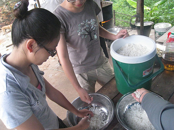 一早起床(現在是六點多) Boss請我們幫忙把飯弄散