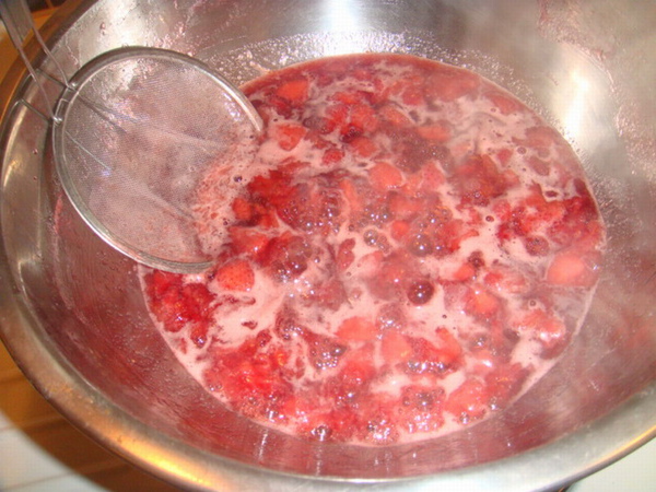 草莓果醬-撈泡沬