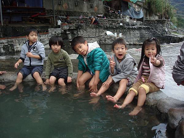 他踢起來滑滑的,好有趣唷!