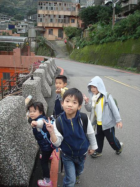 走好久都還沒到,我們要加油喔!