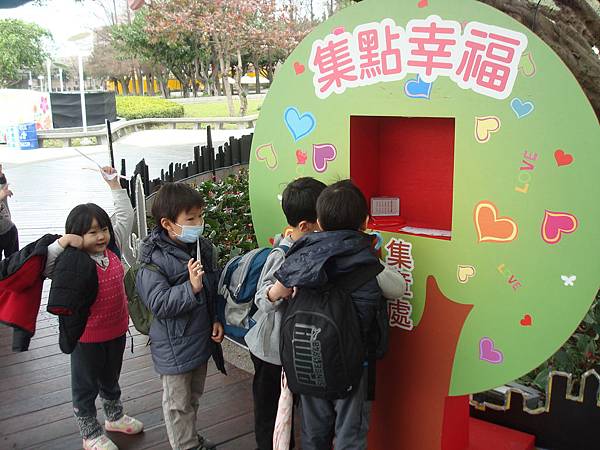 蓋集點章,要記得排排隊