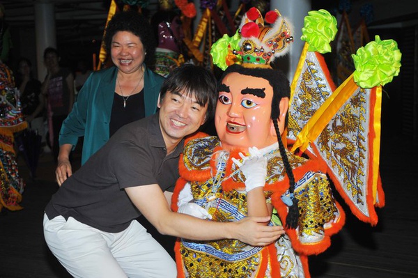 大阪府知事橋下徹與電音三太子