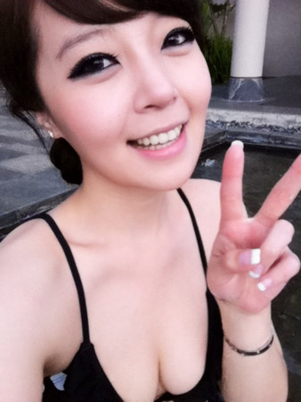 「書法美女」趙芸緊身洋裝繃胸 - 趙芸書法美女 「書法美女」趙芸緊身洋裝繃胸 - 趙芸書法美女