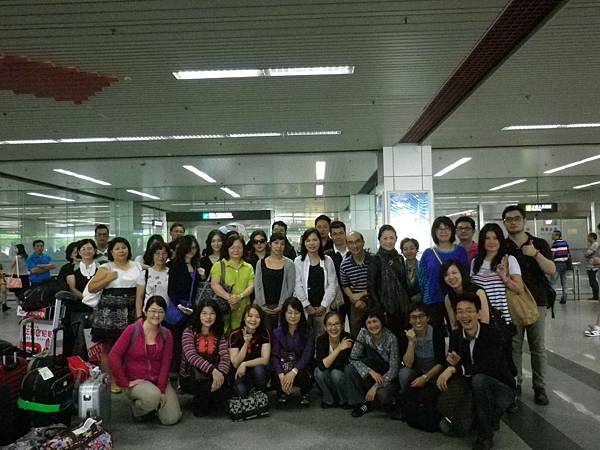 2013年5月中國大陸國家職業資格考試-機場合影 2013年5月中國大陸國家職業資格考試-機場合影