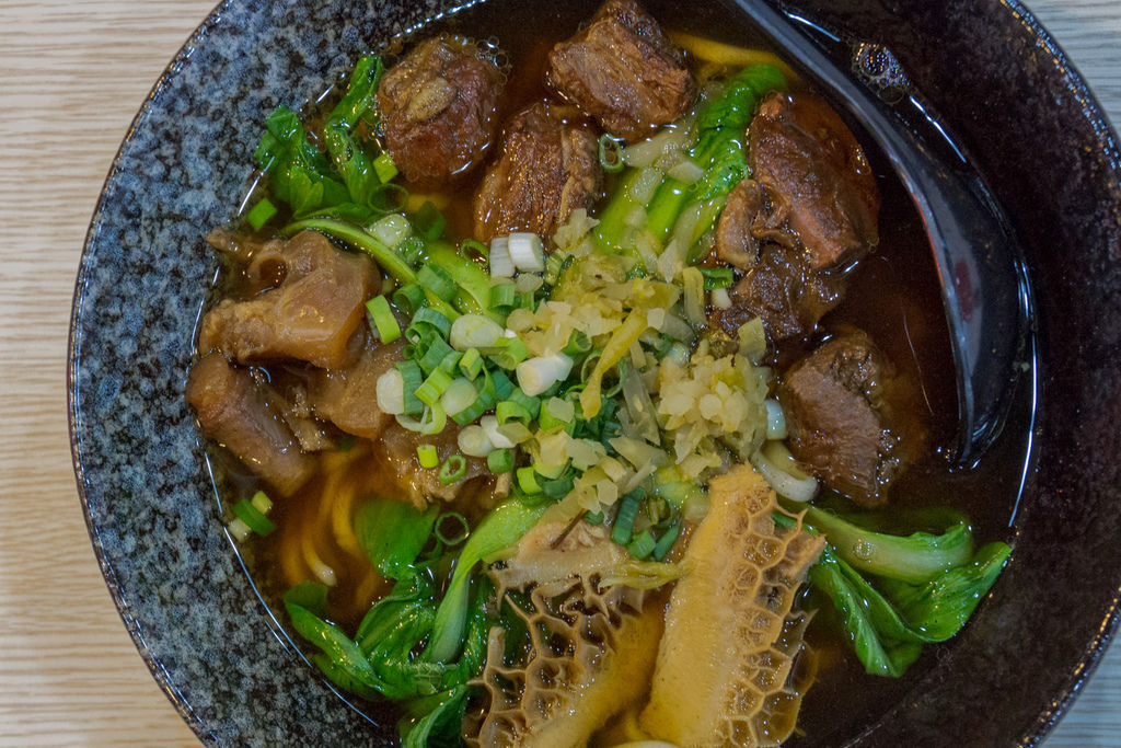 高雄富國路清一色牛肉麵
