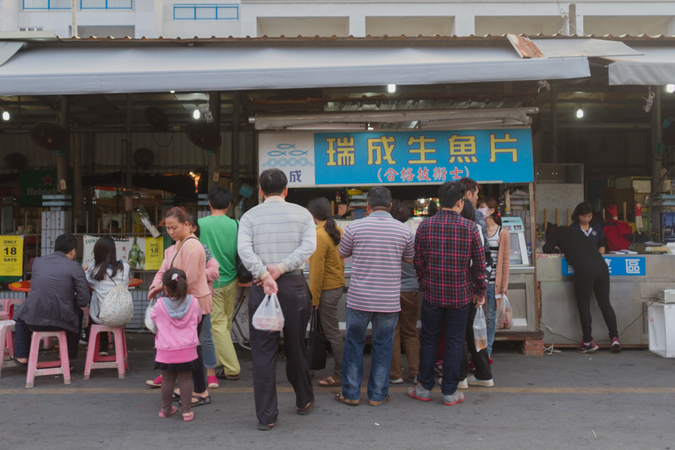 蚵仔寮港觀光魚市