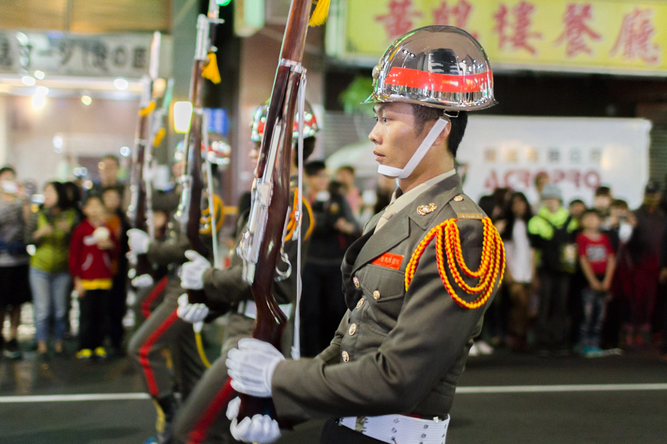 高雄燈會萬人踩街去