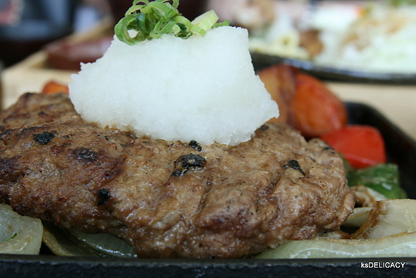 炭烤漢堡蘿蔔泥香梅醋定食