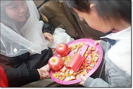 弟弟在意的是紅包跟糖果~哈哈