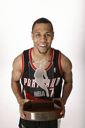 roy-poses-with-rookie-of-the-year-trophy-fullj_getty-73951200sf001_brandon_roy_5_09_11_pm-1.jpg