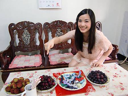 媽媽準備滿桌水果 媽媽準備滿桌水果