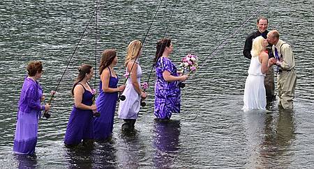 新人熱愛垂釣 河中舉辦另類婚禮