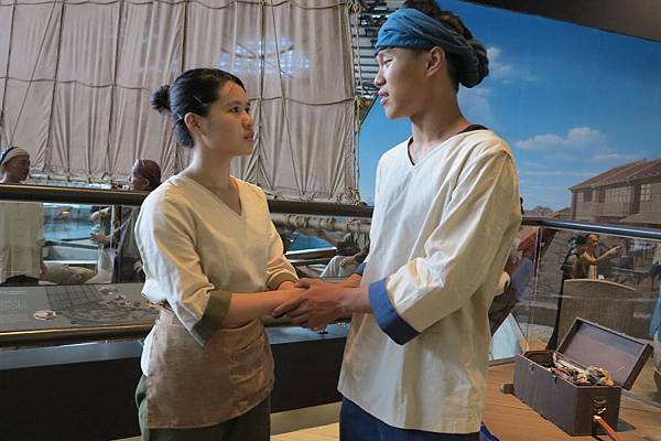 臺史博跳脫傳統導覽形式，由導覽員以戲劇為媒介，搭配簡單的戲服與道具，結合說、演、唱的方式，為觀眾導覽常設展。--臺史博提供