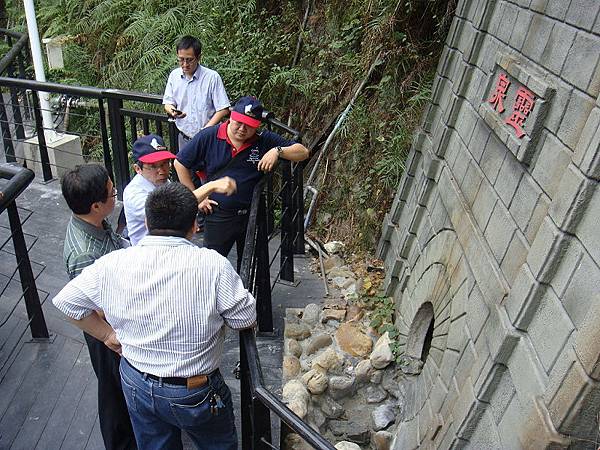 市府會同經濟部水利署保育事業組郭簡任正工程司俊楨、田真之先生、嘉南藥理大學陳助理教授忠偉及台南市溫泉協會段總幹事連生等人親赴靈泉現場勘查