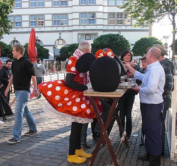 原來扮Minnie 的是老傢伙腳也太細了吧.jpg