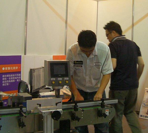 Jeff 與伺服圓瓶貼標機LR-400.jpg