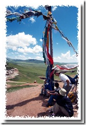 日月山幡旗下的休息旅人