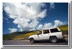 吉普車外觀與壯觀的雲