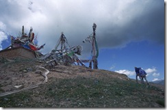 日月山幡旗下的旅人爬山