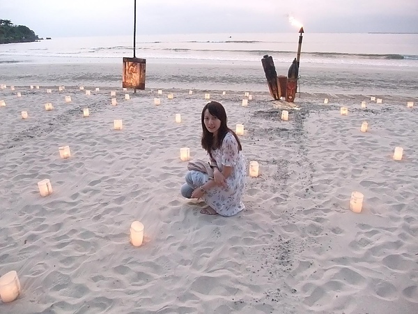 天色未暗,燭光己經點燃