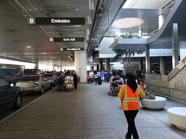 LAX ~~搭JSL 洛杉磯華人專車旅遊接送 JSL Shuttle LLC.最佳等候區