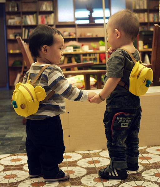 彤彤與表哥背著小虎包 彤彤與表哥背著小虎包