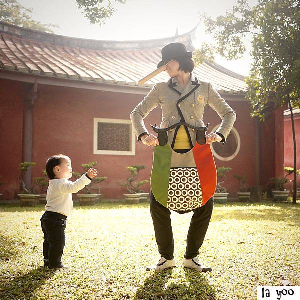 孔廟皮諾丘" /></a><br/><br/>請背上孔廟包,開心地在美麗的風景中漫舞吧!<br/><br/>精品工藝製作<br/><br/>la yoo為了實踐我們對品質的承諾,決心讓孔廟包進化成精品工藝,<br/><br/>因此努力在台灣各地尋找裁縫師傅,<br/><br/>終於找到一群製作小提琴箱包的師傅,<br/><br/><img border=