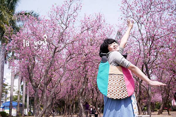 皮諾丘櫻花粉紅" /></a></strong><br/><br/>台南孔廟包設計概念<br/><br/>什麼樣的設計,才能表現出台灣的文化特色?<br/><br/>la yoo認為真正好的設計,必須取材自日常生活,在每日可見的風景中,<br/><br/>找到美麗的靈感,化為設計的語言呈現.<br/><br/>當la yoo移居台南,第一眼愛上的就是台南孔廟,<br/><br/>因此萃取府城最知名的孔廟,成為我們學習的榜樣。<br/><br/>師法自孔廟頂蓋的飛簷與馬背曲線,我們將真牛皮提把重新塑型<br/><br/>a delicate bag shaped from the roof curve of Taiwan traditional temple.<br/><br/>The color combo comes from temple wall and Taiwan Sakura.<br/><br/>It