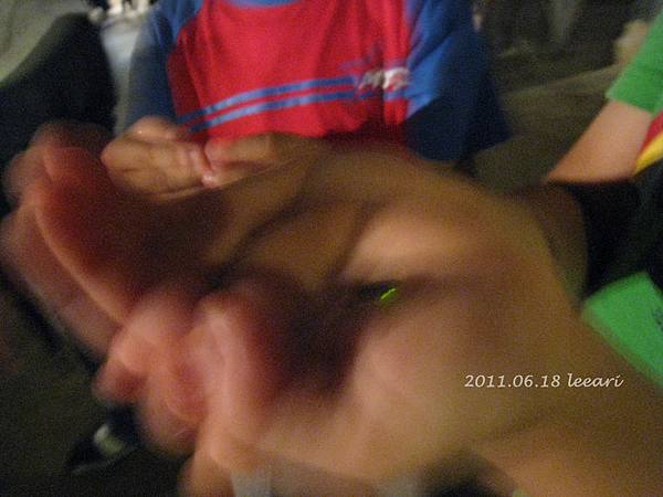 201106-- (4) 京都北野天滿宮 螢火蟲在小孩手上